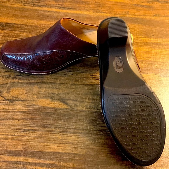 Sofft Tooled Leather Heeled Mules Size 9 - Picture 5 of 8